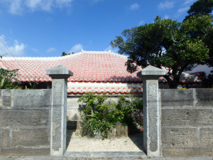 赤瓦屋根と石垣の屋敷