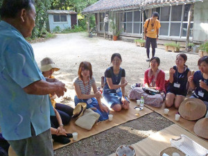 集落散策の途中、月桃のお茶とサーターアンダギー（郷土菓子）で休憩